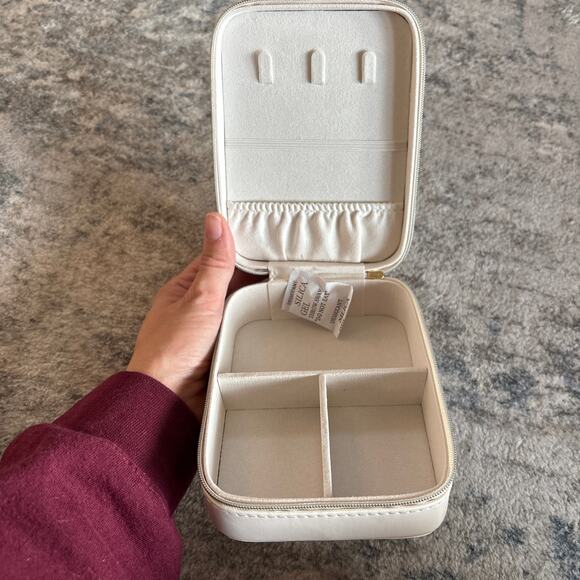 NWT A New Day Cream Jewelry Travel Case Organizer For Earrings, Necklace & Rings - Picture 2 of 5